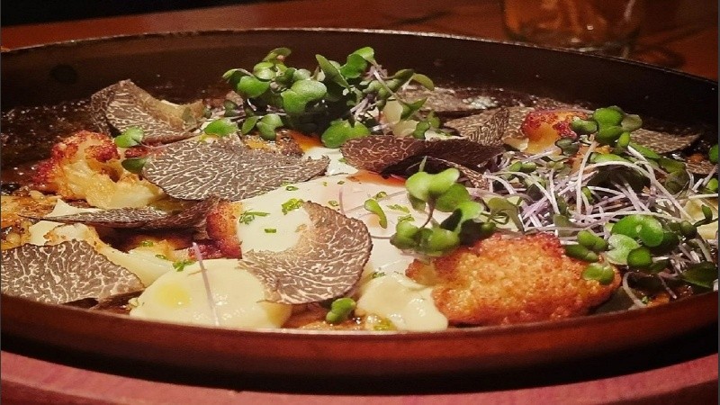 Un plato de la variedad de menúes que se puede hacer con trufa negra.