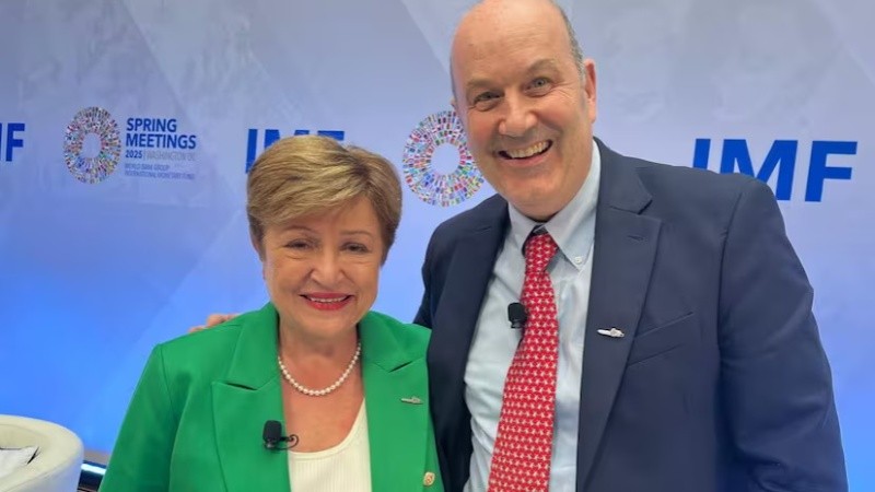  Kristalina Georgieva y Federico Sturzenegger, con los pines de la motosierra, en la sede del FMI, en Washington.