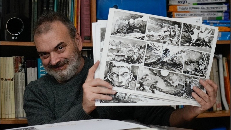 El autor rosarino de la continuación de la famosa historieta posó con algunas de las viñetas que realizó hace tantos años.