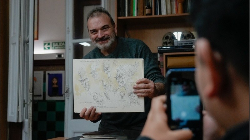 El autor rosarino de la continuación de la famosa historieta posó con algunas de las viñetas que realizó hace tantos años.