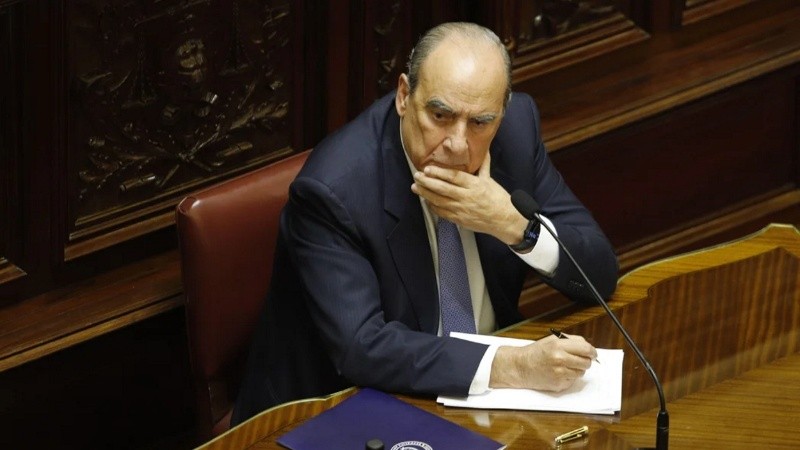El jefe de Ministros abandonó el recinto tras ser calificado como 