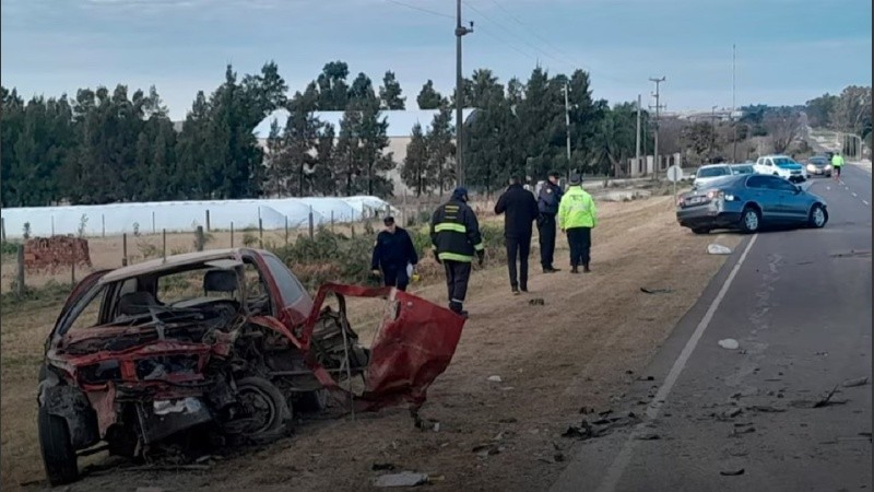 Los dos vehículos impactaron de frente y sus tromas resultaron destruidas por el impacto, donde uno de ellos murió.