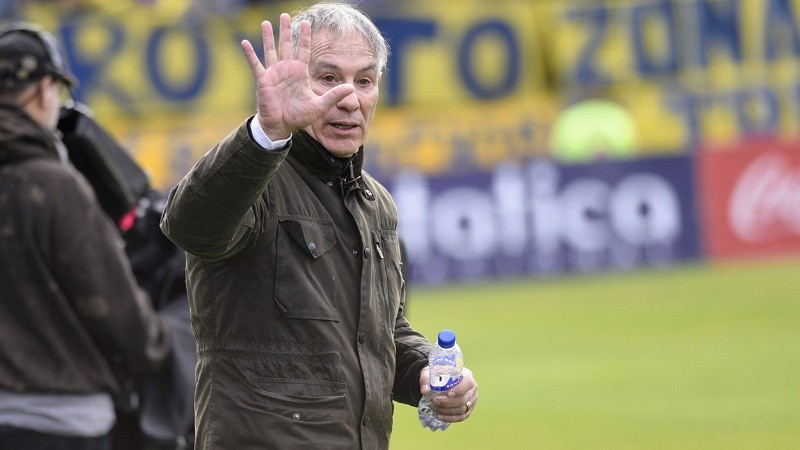 La idea de Holan no salió y el Canalla jugó un pobre partido en San Nicolás.