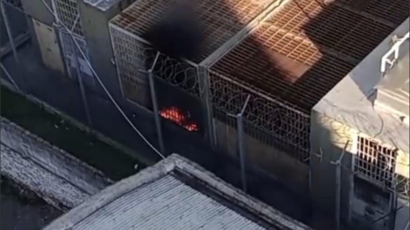Una imagen del incendio dentro de la comisaría, captada desde la altura de un edificio de la misma manzana.