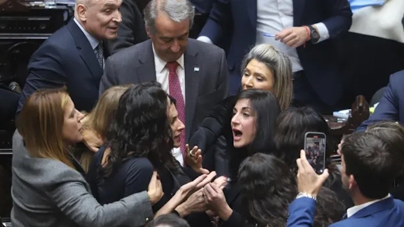 Santillán (La Libertad Avanza) y Penacca (Unión por la Patria) fueron las más efusivas en su discusión.