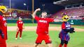 Éver Banega fue el encargado de lanzar la bola inicial en un partido de beisbol