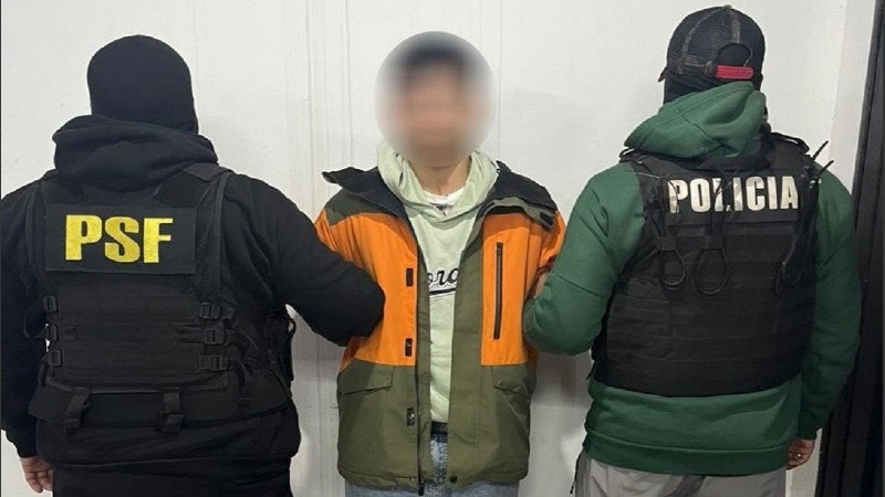 El joven de 18 años era buscado por amenazas y balaceras, y es investigado en la causa por la muerte de Bracamonte y Attardo.